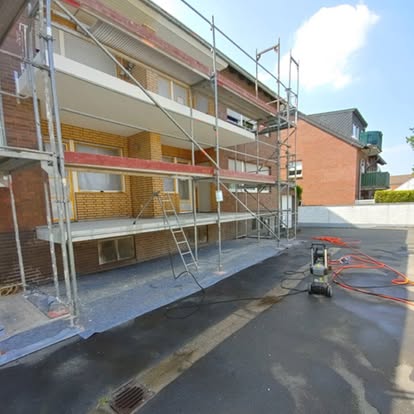 Arbeiten an einer Balkonsanierung auf der Baustelle