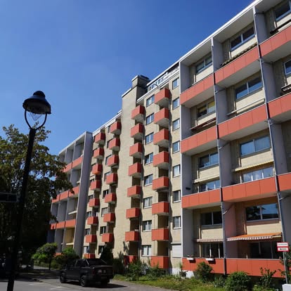 Fassadenarbeiten an einer modernisierten Wohnanlage