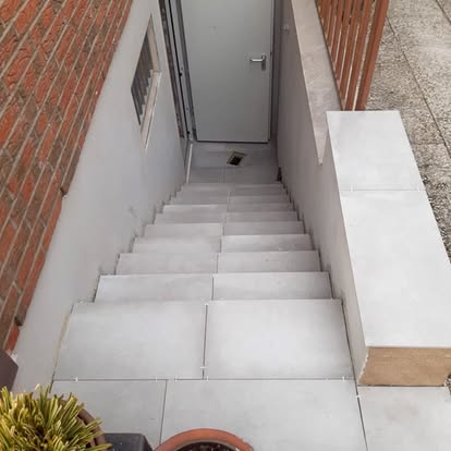 Fliesenarbeiten an einer Außentreppe